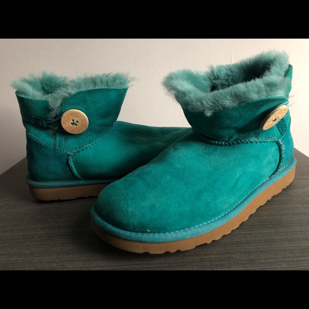 Uggs: Short Teal Bailey Button
